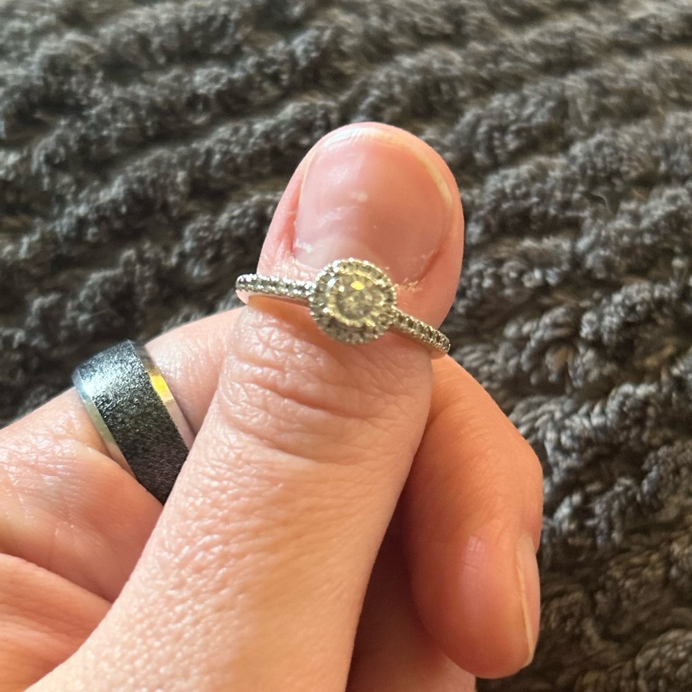 Engagement ring - Picture 2 of 6